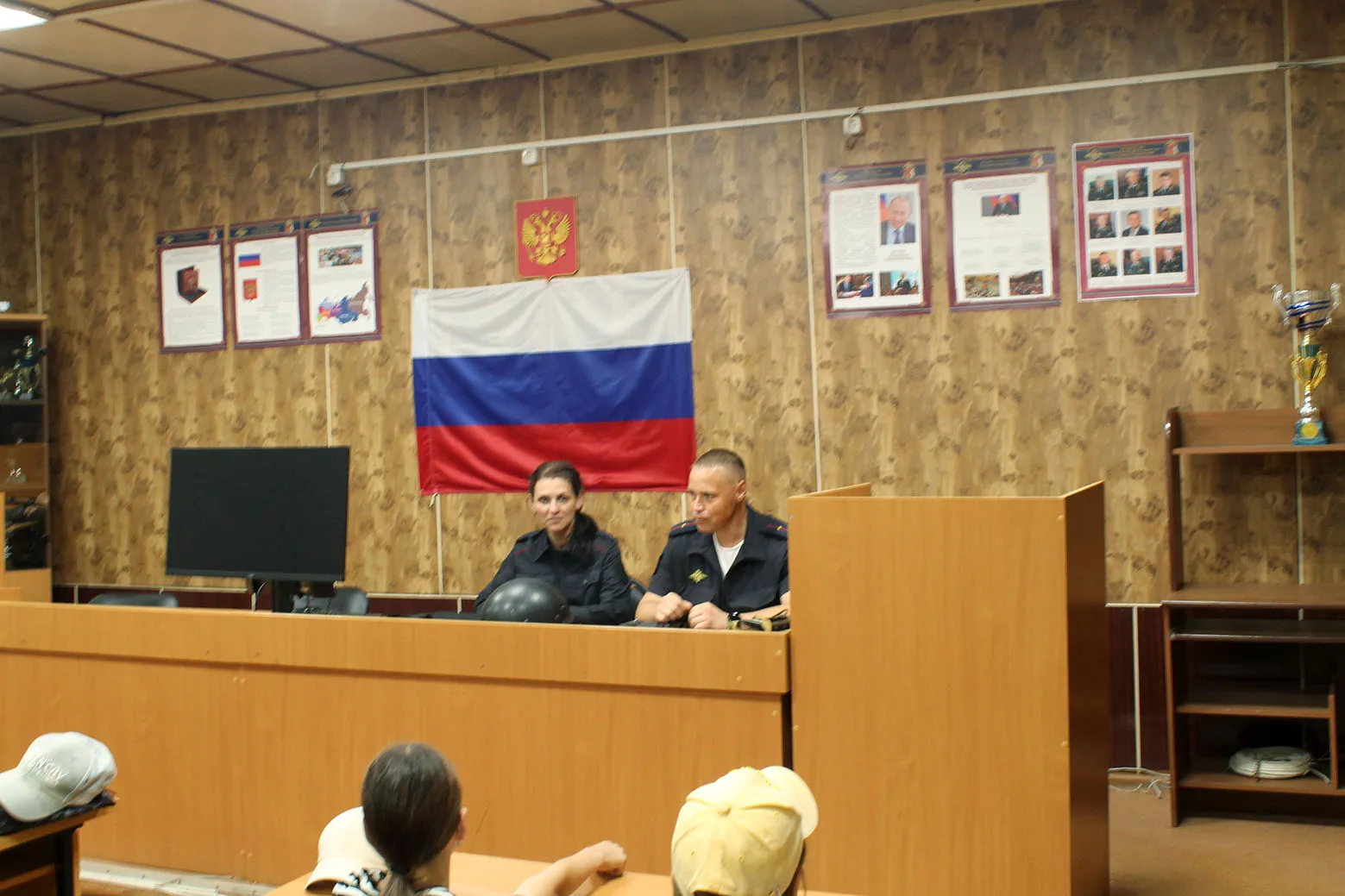 В Грязовце полицейские провели для воспитанников пришкольного лагеря экскурсию и профилактическую бе