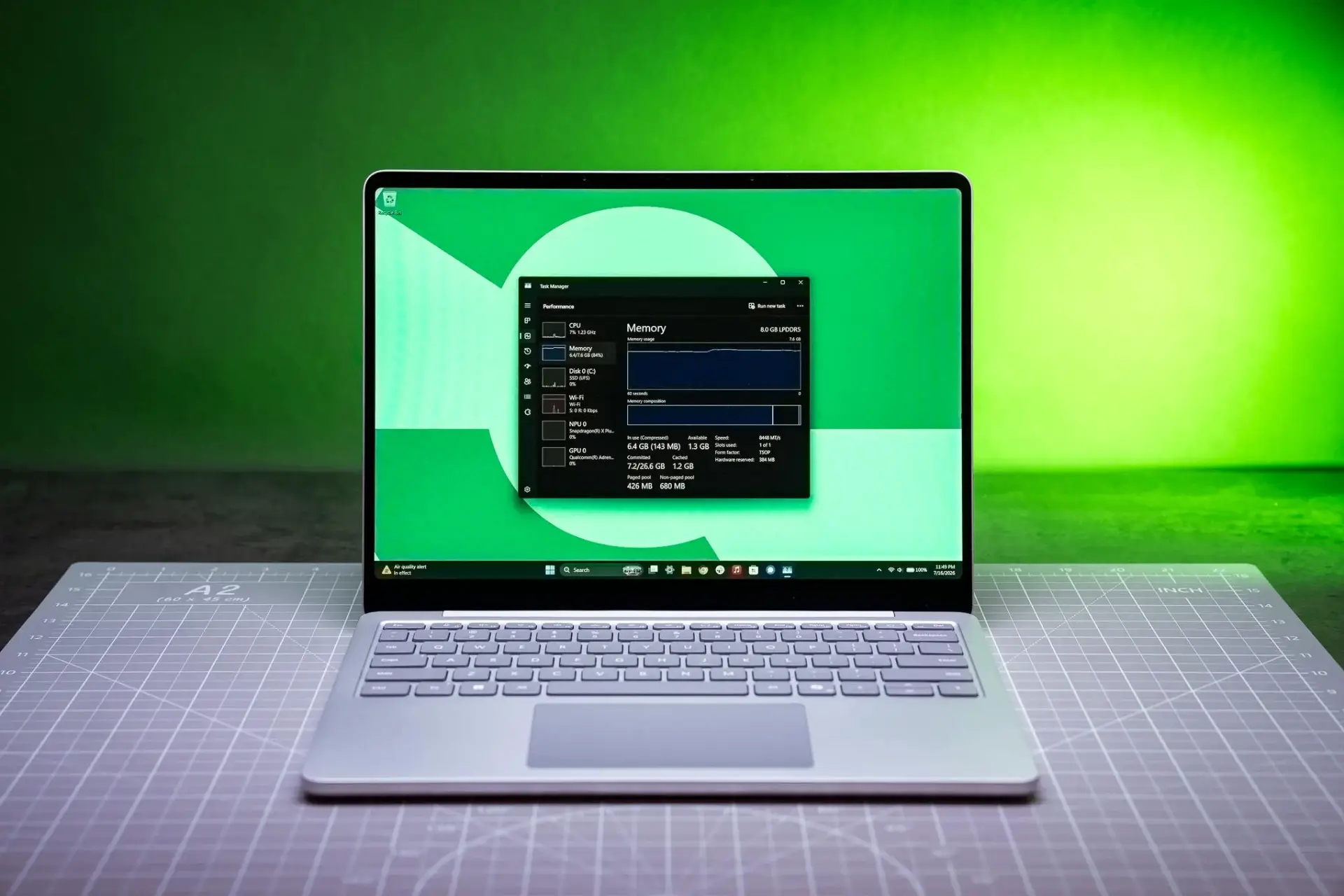 Microsoft выпустила Surface Laptop за $950 с 8 ГБ ОЗУ, который тормозит уже из коробки

Новинка 2026