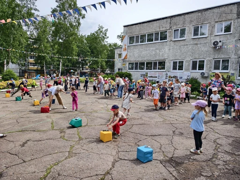 🎉 Ребята научили Почемучку безопасности 🎉

В гости к детям пришёл любознательный герой Почемучка —