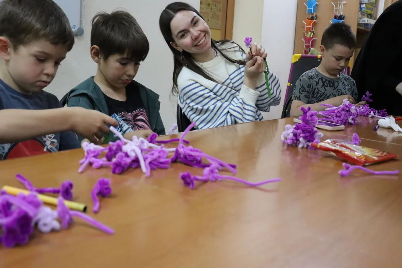 На днях специалист молодежного центра «Красный Перевал» провел в отделении помощи семье...