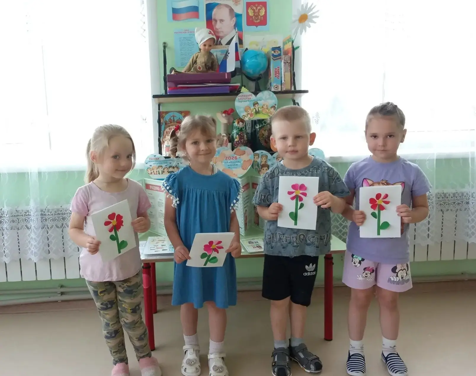 В рамках тематической недели "Наша дружная семья" воспитанники  средней группы детского сада "Солныш
