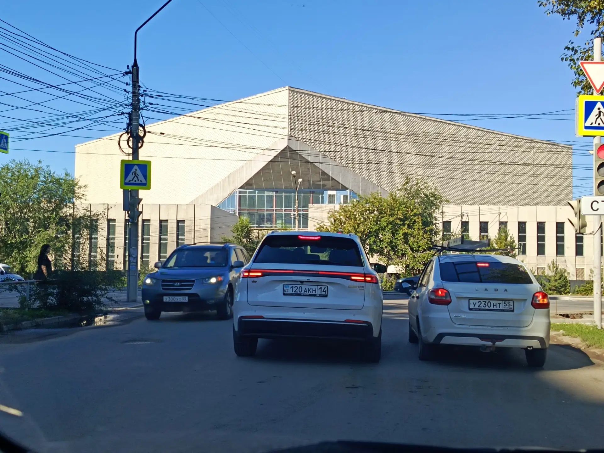 Встают вторым рядом и сужают проезд встречным авто