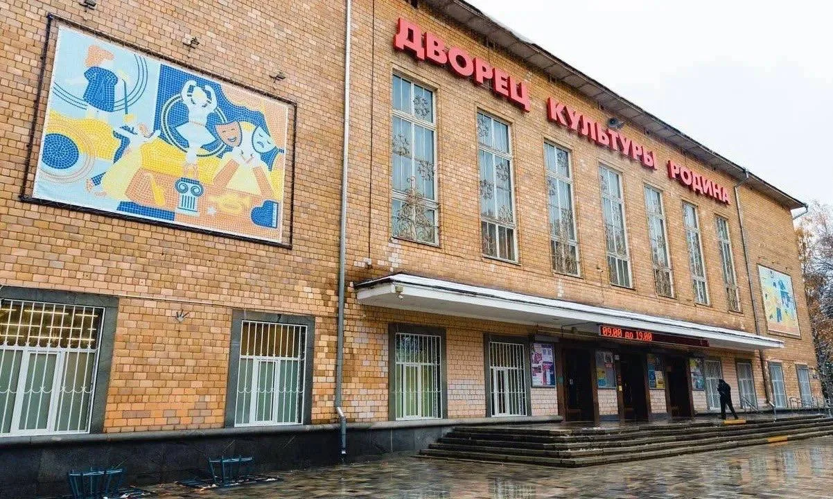 ⚒️ С ДК «Родина» сняли строительные леса и теперь можно увидеть, как поменялся фасад зд...