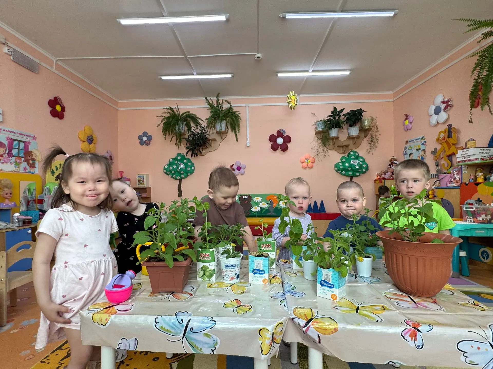 🌿 Рассада с любовью: труд детей и воспитателей 🌿

Ребята с восхищением разглядывают рассаду, котор