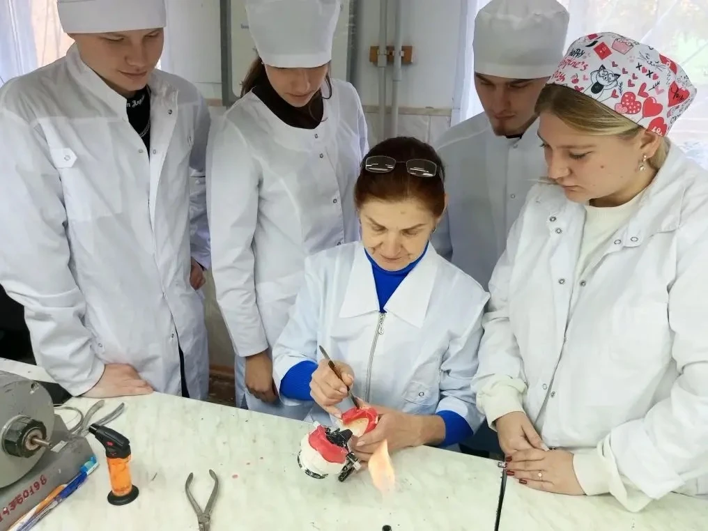 ✨Твой пропуск в профессию: стань мастером улыбок😁! 

💫В Стахановском медицинском колледже продолжа