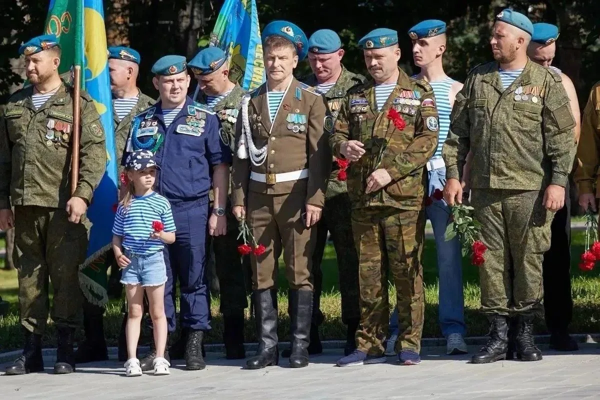 🚩 Однополчане встретили День Воздушно-десантных войск России на памятных акциях