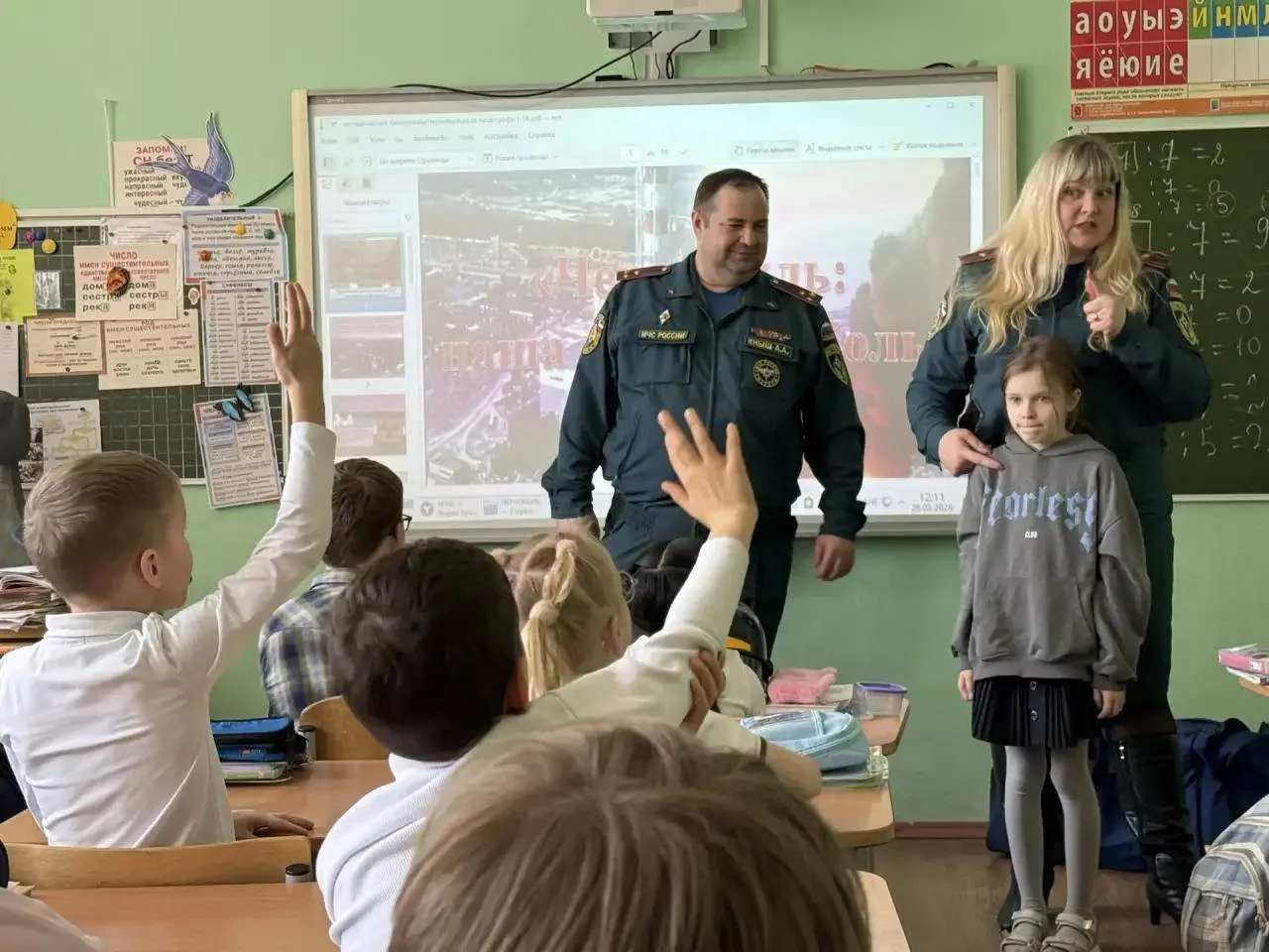 🤝 Безопасность в действии: открытые уроки для младших классов  👀 Перед каникулами в школьном здании 