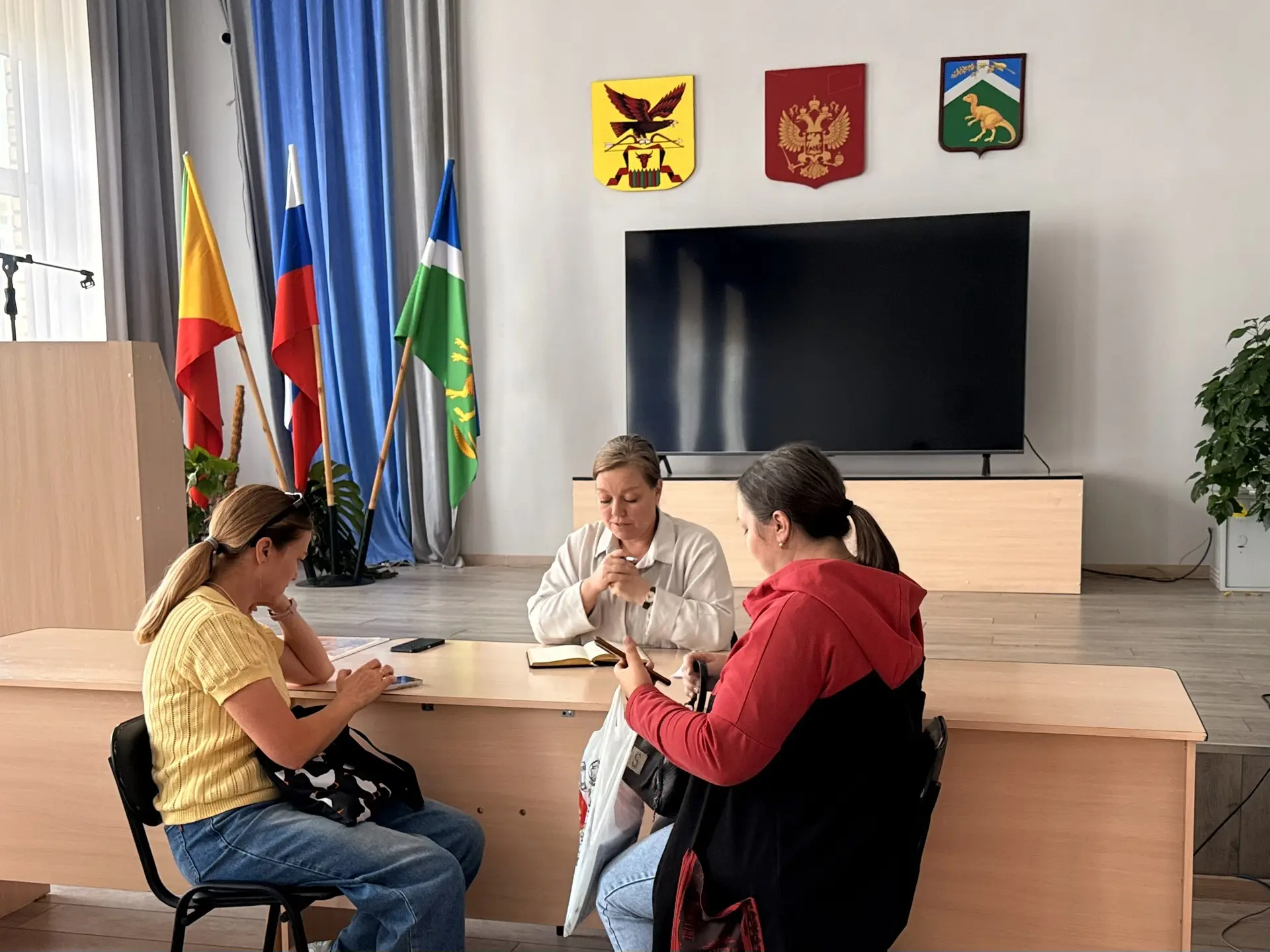 Провели личный прием граждан и ответили на волнующие вопросы: