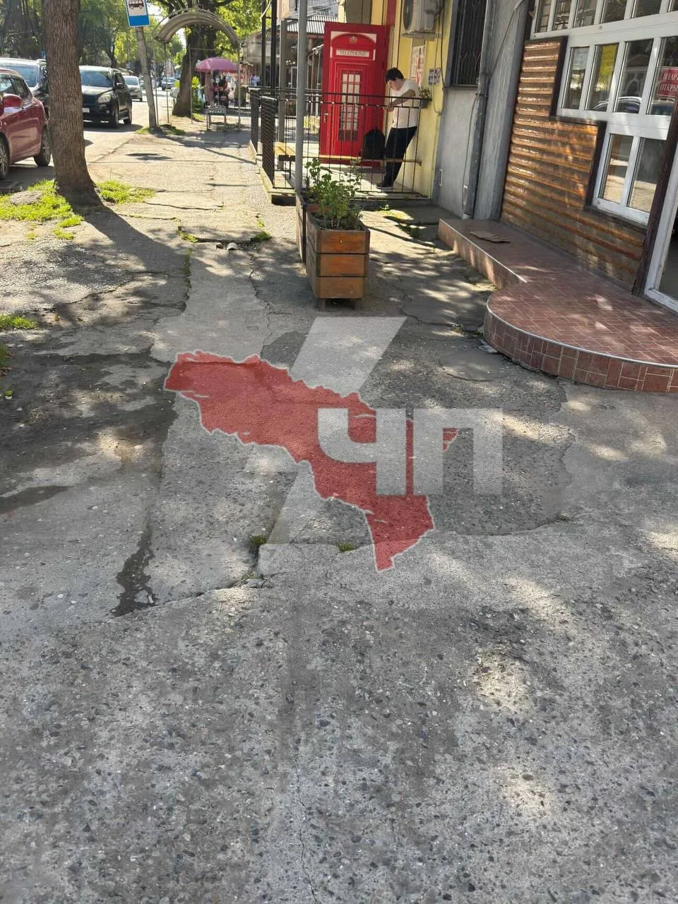 ⚡️ Жители Сухума жалуются на состояние участка тротуара на Турбазе  По словам подписчиков, после рем