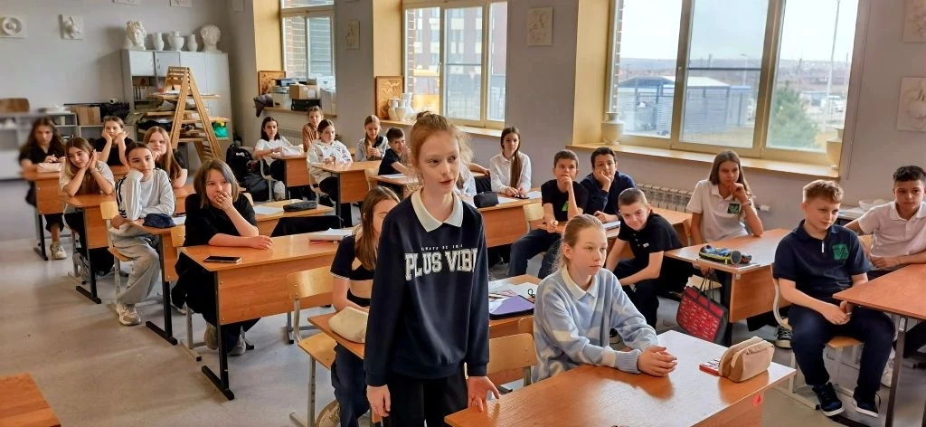🎨 #УрокВНетрадиционнойФорме: искусство убеждать 🎨  24 марта в 5 «А» классе прошёл необычный урок — т