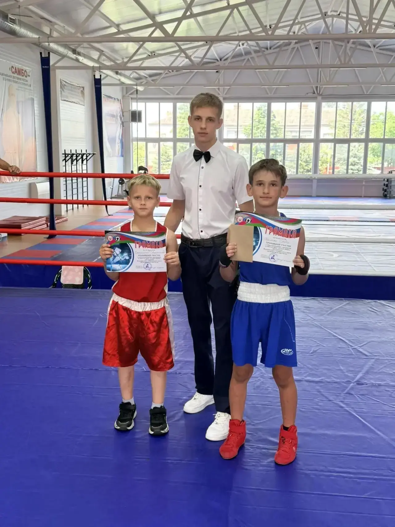 🥊🇷🇺 Юные боксёры отметили День России на ринге

11 июня в станице Ленинградской состоялись первые
