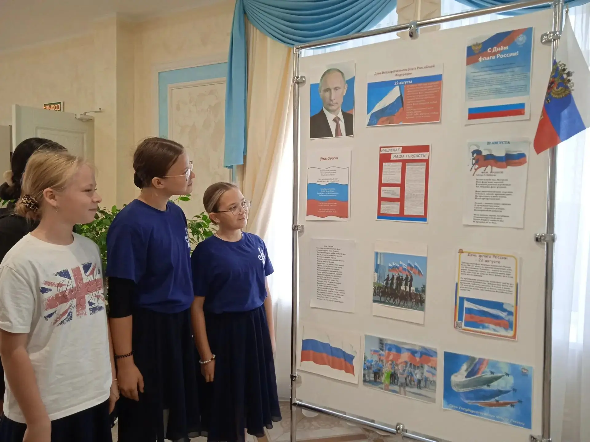 В день безоблачный и ясный           Над  тобой и надо мной                   Реет бело...