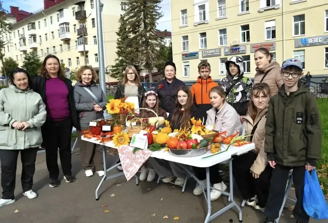 Фестиваль «7я на грядке» объединил учеников, родителей и педагогов лицея имени Д. И. Ме...