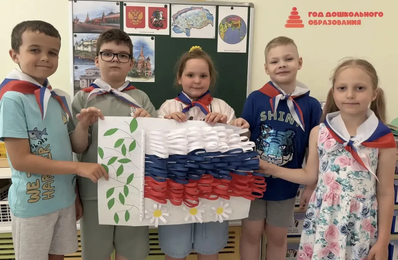 💫В группе №10 прошёл тематический день, посвящённый Дню России.🇷🇺
👉Все началось с познавательной