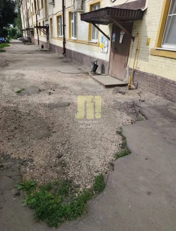 На разрушенный асфальт во дворе в Военном городке, 12, пожаловался читатель: