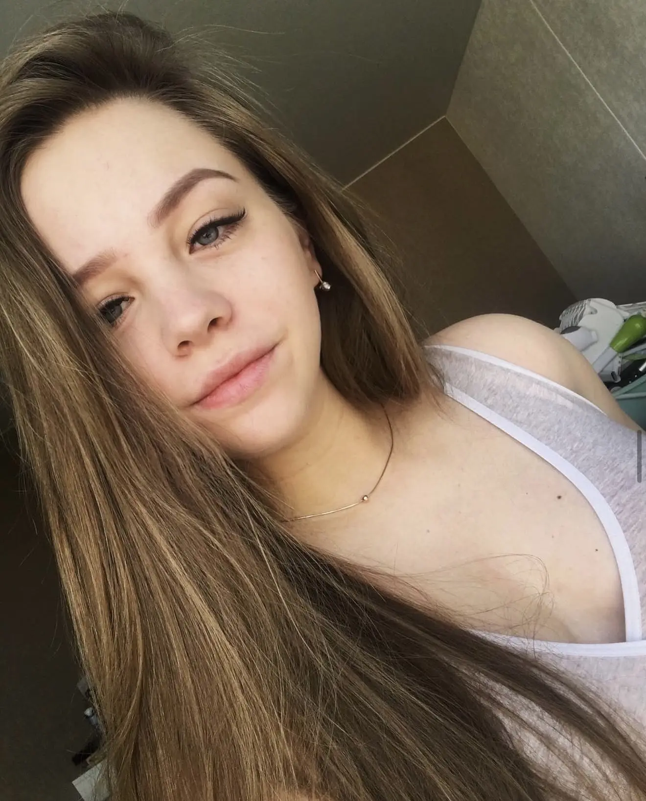 Напомню как я выглядела в 1 и во 2 беременность на 9 месяце🤰🏼

Обратите внимание какое лицо тоже о