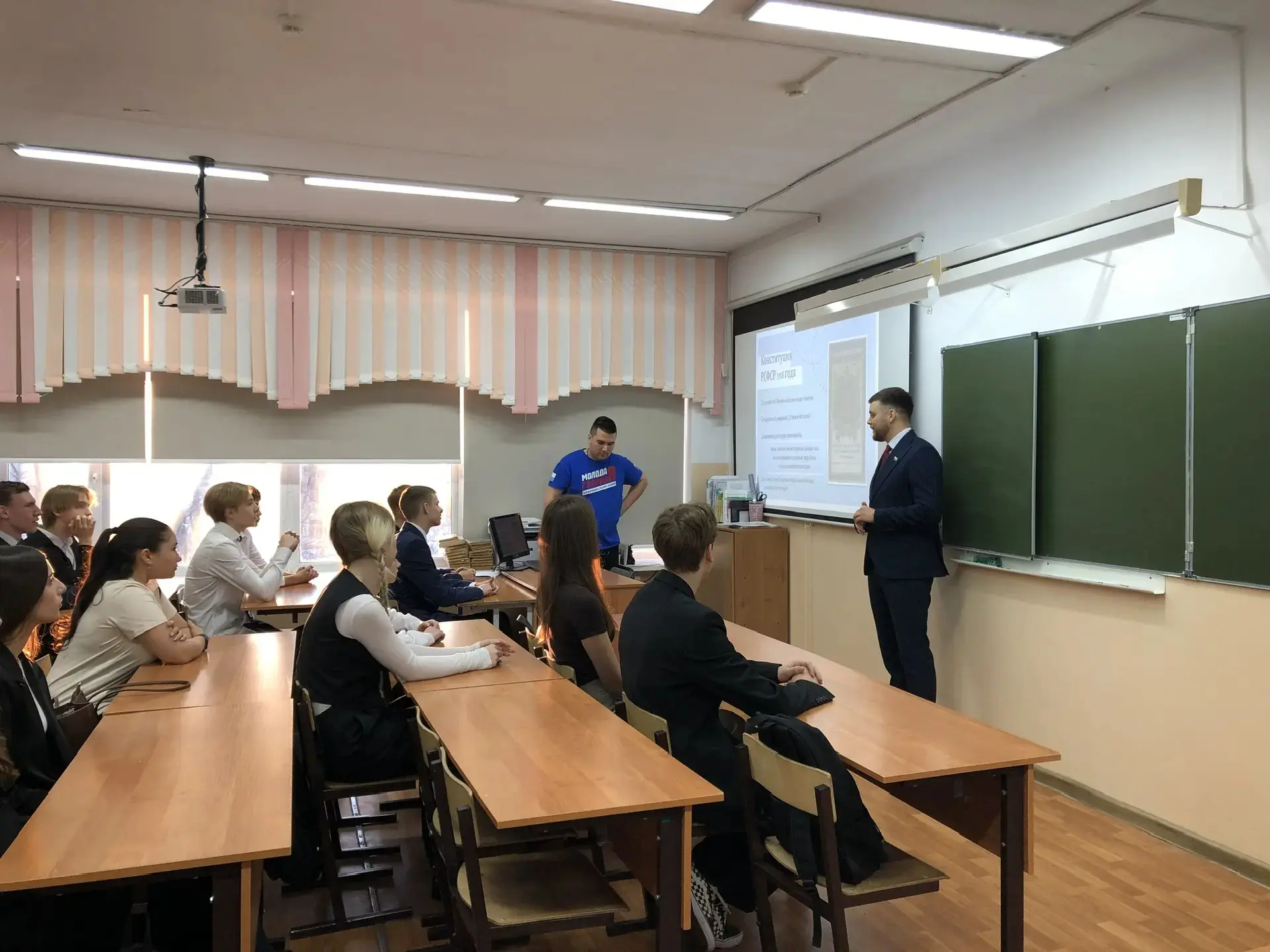 🇷🇺В День Конституции депутат Законодательной Думы Хабаровского края Федчишин А. Ю. провел открытые у