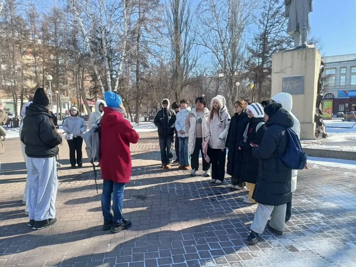 Иностранные студенты КемГИК познакомились с историческим центром Кемерова в рамках пешеходной экскур