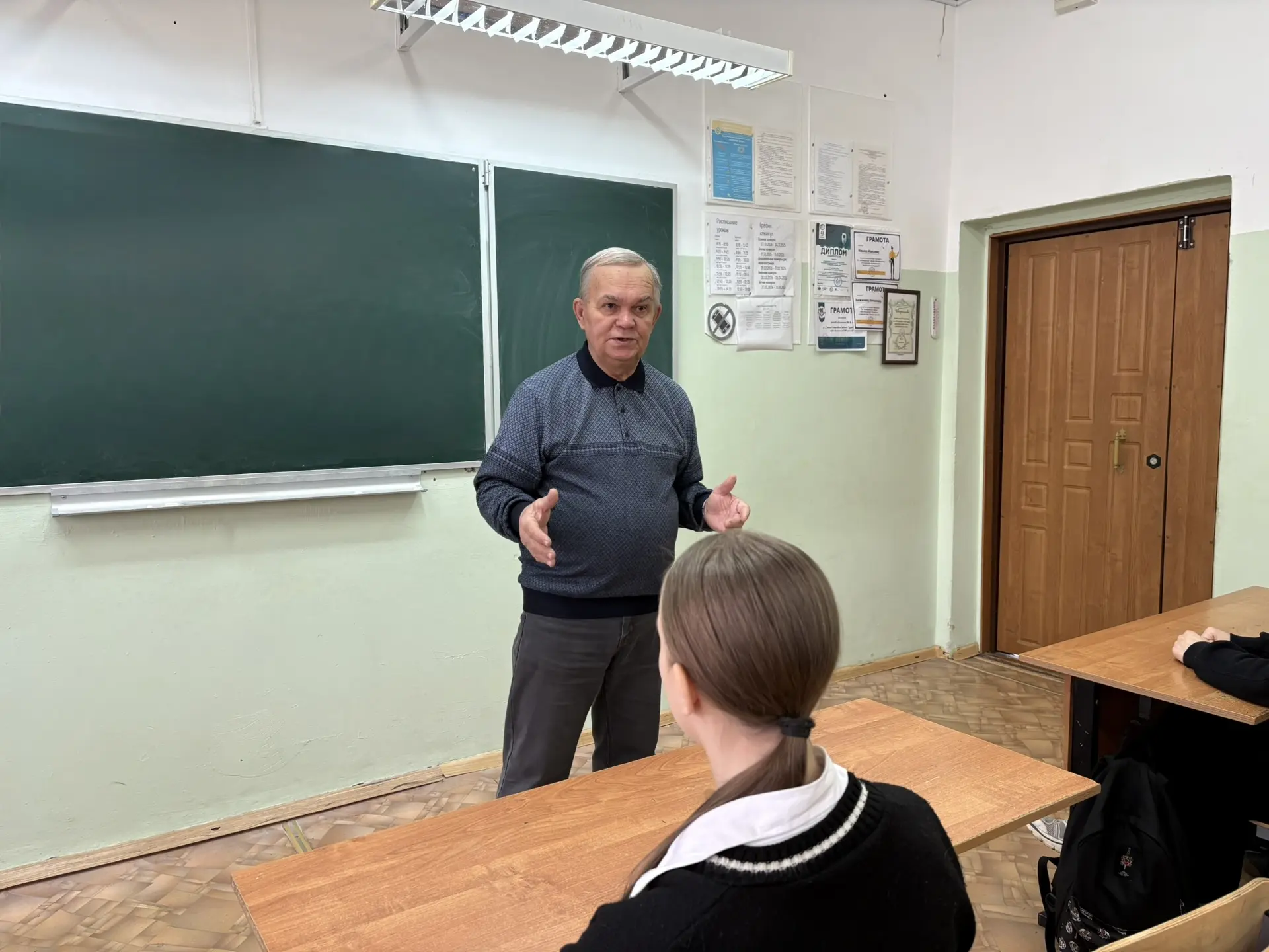 🚗 В нашу школу приехали гости из автошколы «Светофор»!