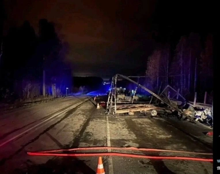 Два человека погибли при лобовом столкновении Kia и КамАЗа на трассе Тюмень — Ханты-Ман...