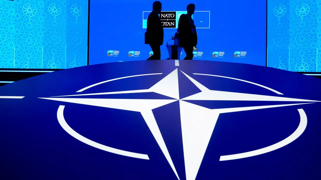 ИГРА С ОГНЕМ | НАТО РАСКРИТИКОВАЛО ЕВРОКОМИССАРА НА ФОНЕ СЛОВ РОССИИ ОБ ОРУЖЕЙНЫХ ЗАВОДАХ