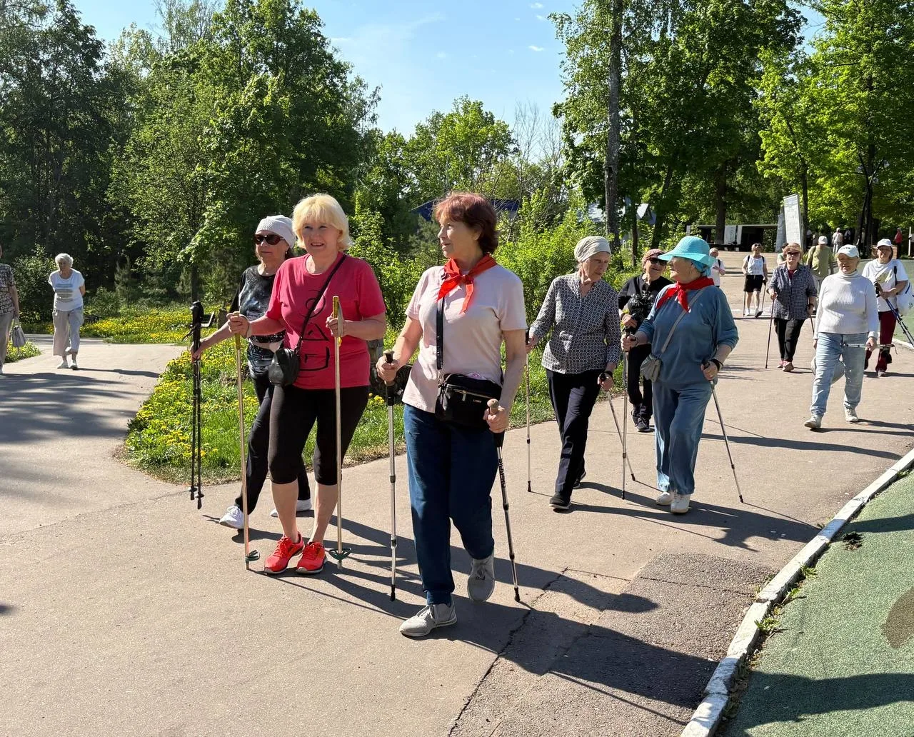 🚶‍♀️ В лесопарке Лениногорска прошло занятие по скандинавской ходьбе  Сегодня в лесопарке состоялось