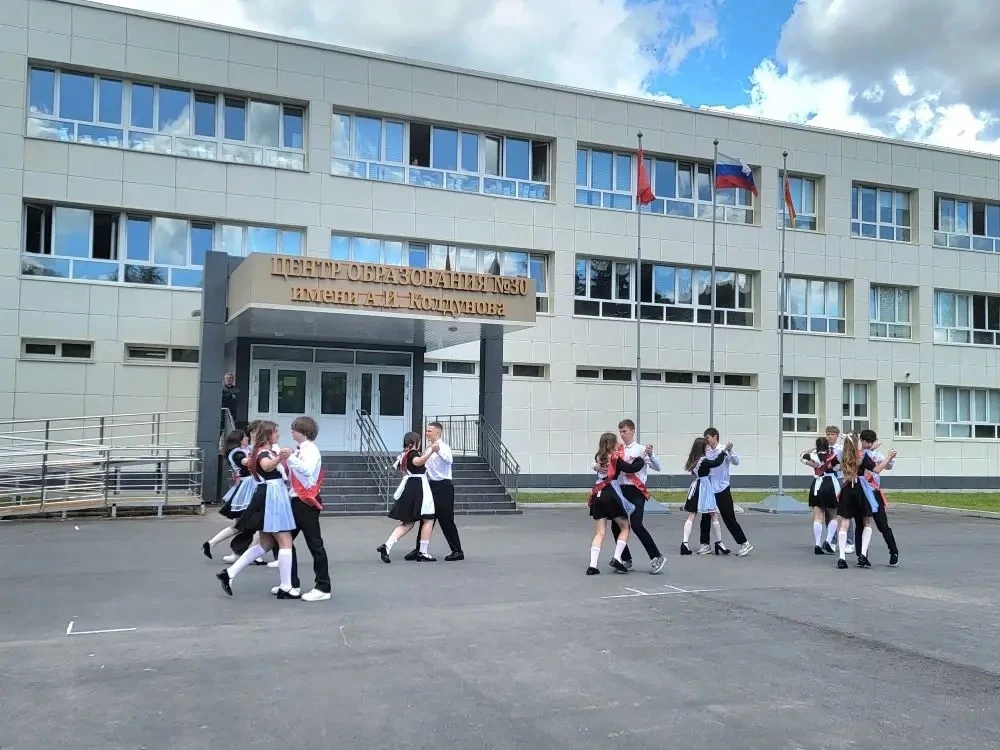 🔔 Сегодня в Богородском округе особенный день. Тишина в коридорах, нарядные ленты и море цветов: во 
