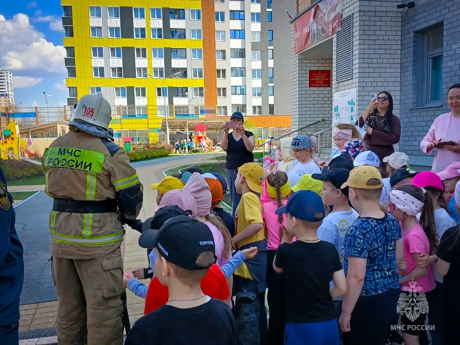 🚒Огнеборцы в гостях у малышей: праздник безопасности в детском саду № 119  Сотрудники 105-й пожарно-