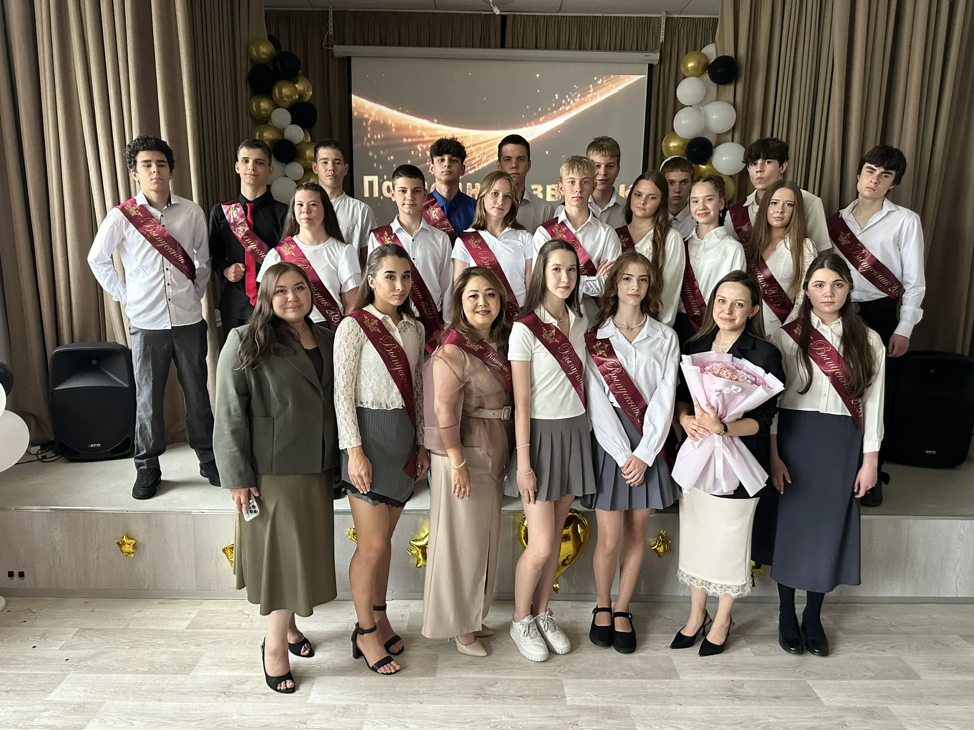 🎓 Новая глава начинается: выпускной в Школе №1!
