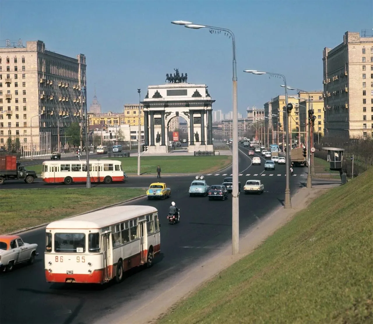Так выглядела Мocквa в 1981 году. Кyтузoвcкий прocпект.