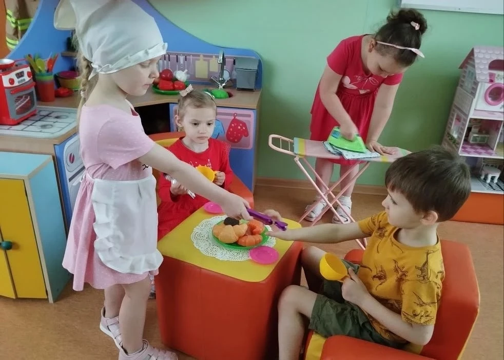 ИГРА - ЭТО ОЧЕНЬ ВАЖНО!
🧩Значение сюжетно-ролевой игры в жизни ребёнка очень велико. Как ведущая де