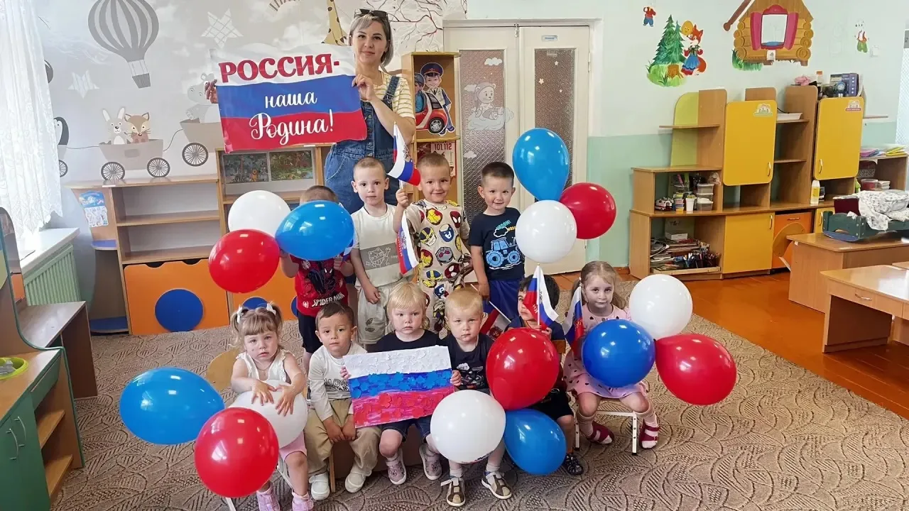 С днем нашей Родины великой!Пусть процветает день за днем.Страной красивой, многоликойМ...