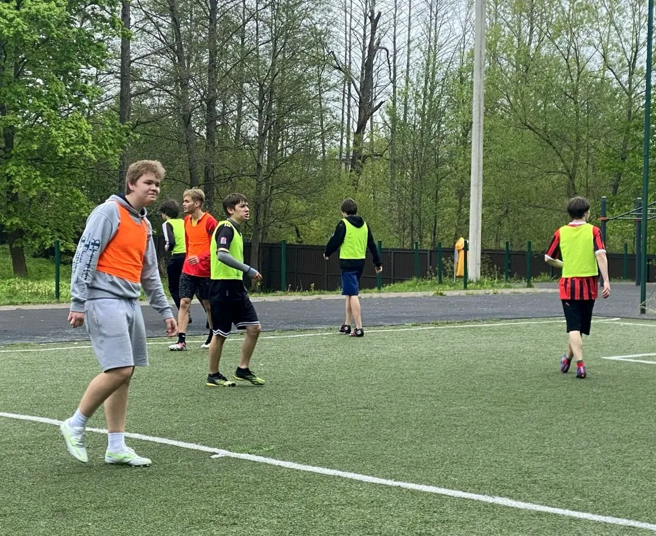 ⚽️ Выпускники снова в игре! Футбол среди 9-х классов!  Сегодня на школьном поле было по-настоящему ж