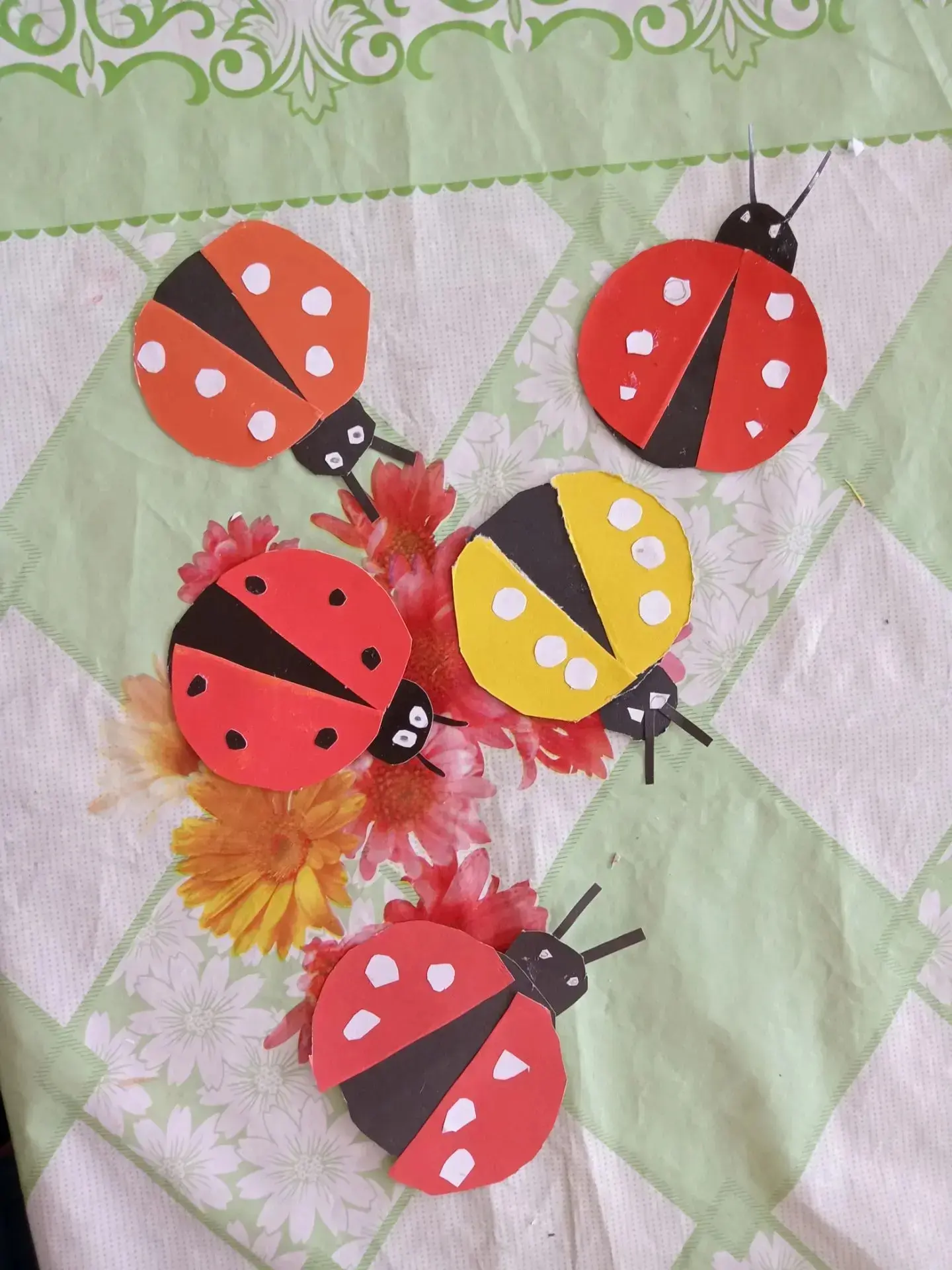 🐞В лагере «Солнышко» прошёл мастер‑класс по изготовлению божьей коровки из бумаги

В детском лагере