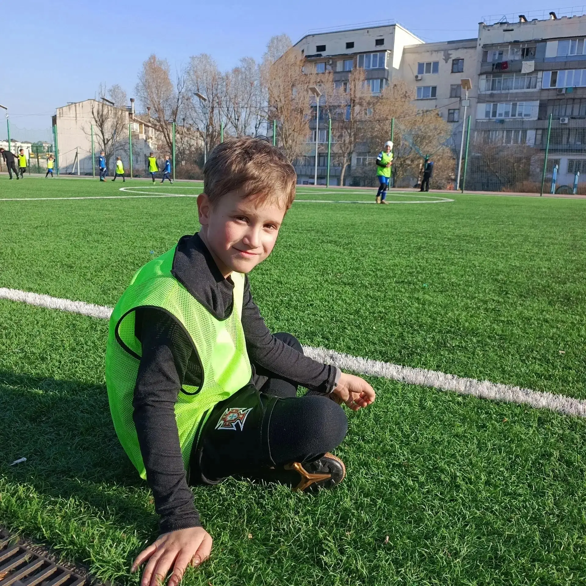 Тимур А., ученик нашей школы, увлекается футболом.⚽