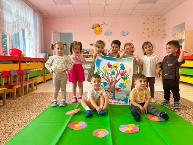 Дерево дружбы - коллективная работа
9 июня - день друзей.
Мы подготовили коллективную работу.
Междун
