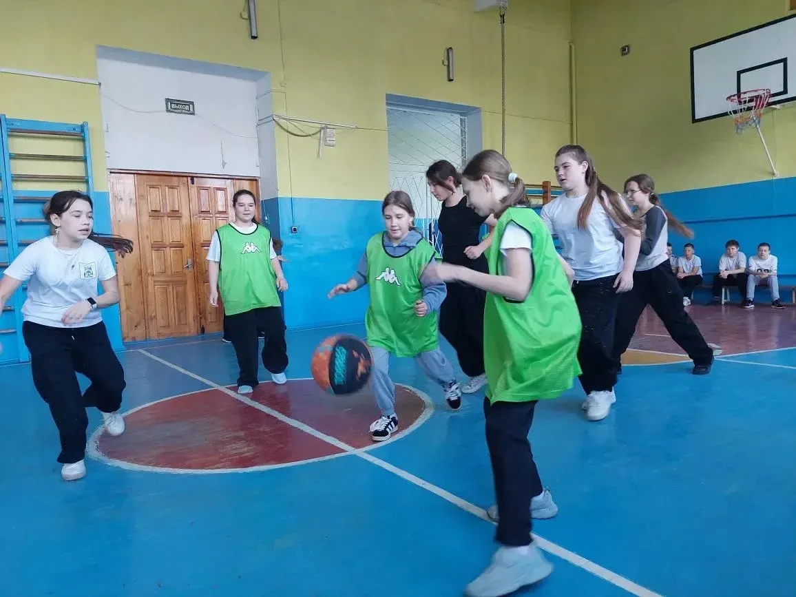 Спорт — это жизнь! 🏀  В рамках акции «Будь здоров» среди учащихся 5-х классов прошли соревнования по