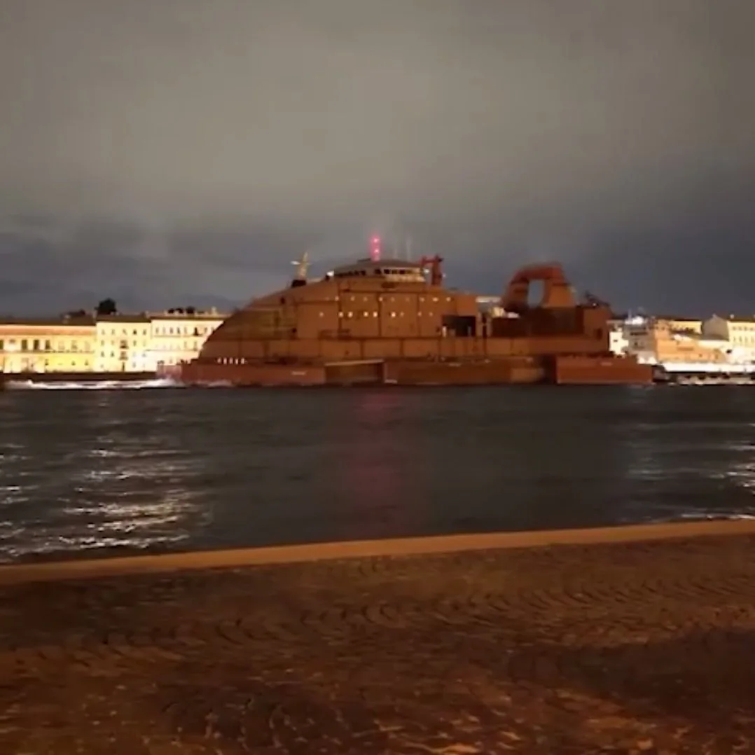 Таинственное судно заметили в Санкт-Петербурге.