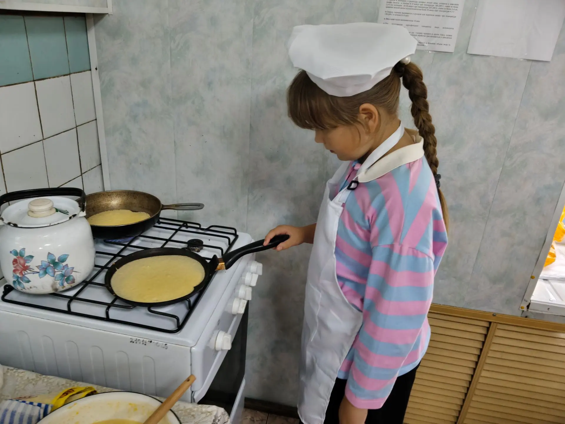 Печём блины в «Мастерской детства» 🥞

Запах блинов у многих связан с детством. 🌟 На занятии кружка