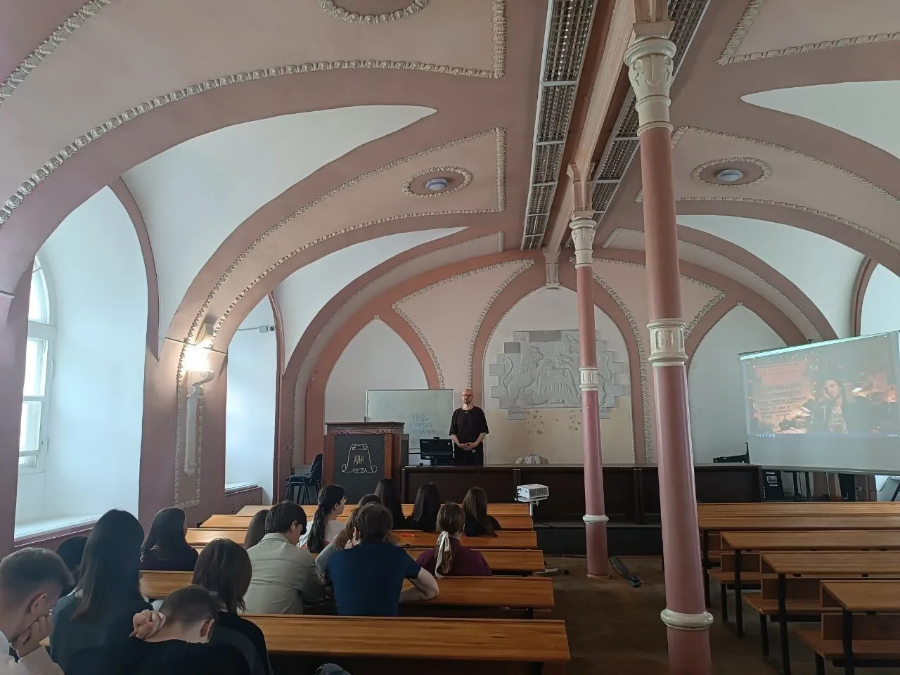 💼 Погружение в мир предпринимательства  📈 Во время каникул учащиеся предпринимательского 10-А класса