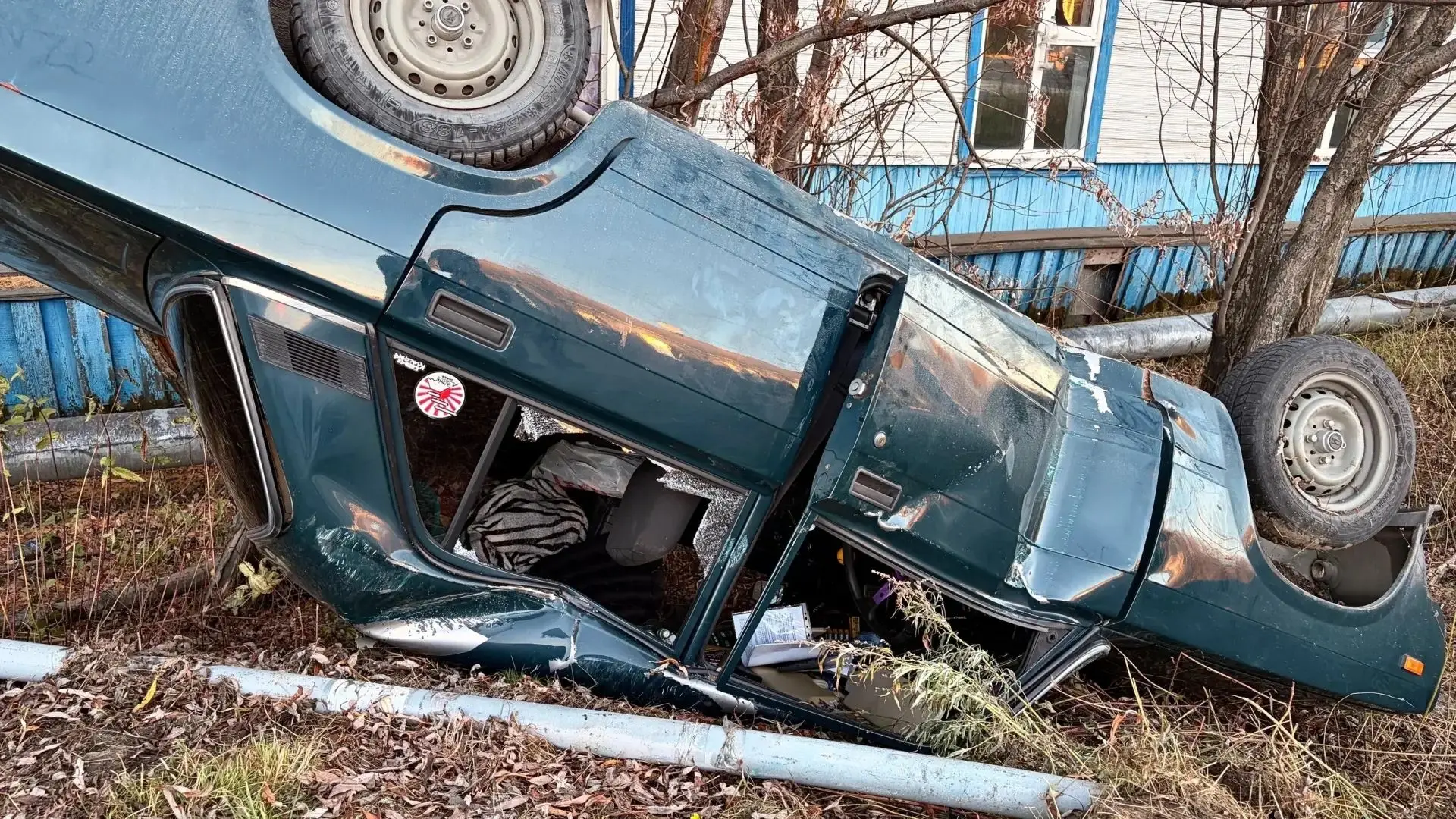 В Салехарде на улице Чапаева перевернулась машина