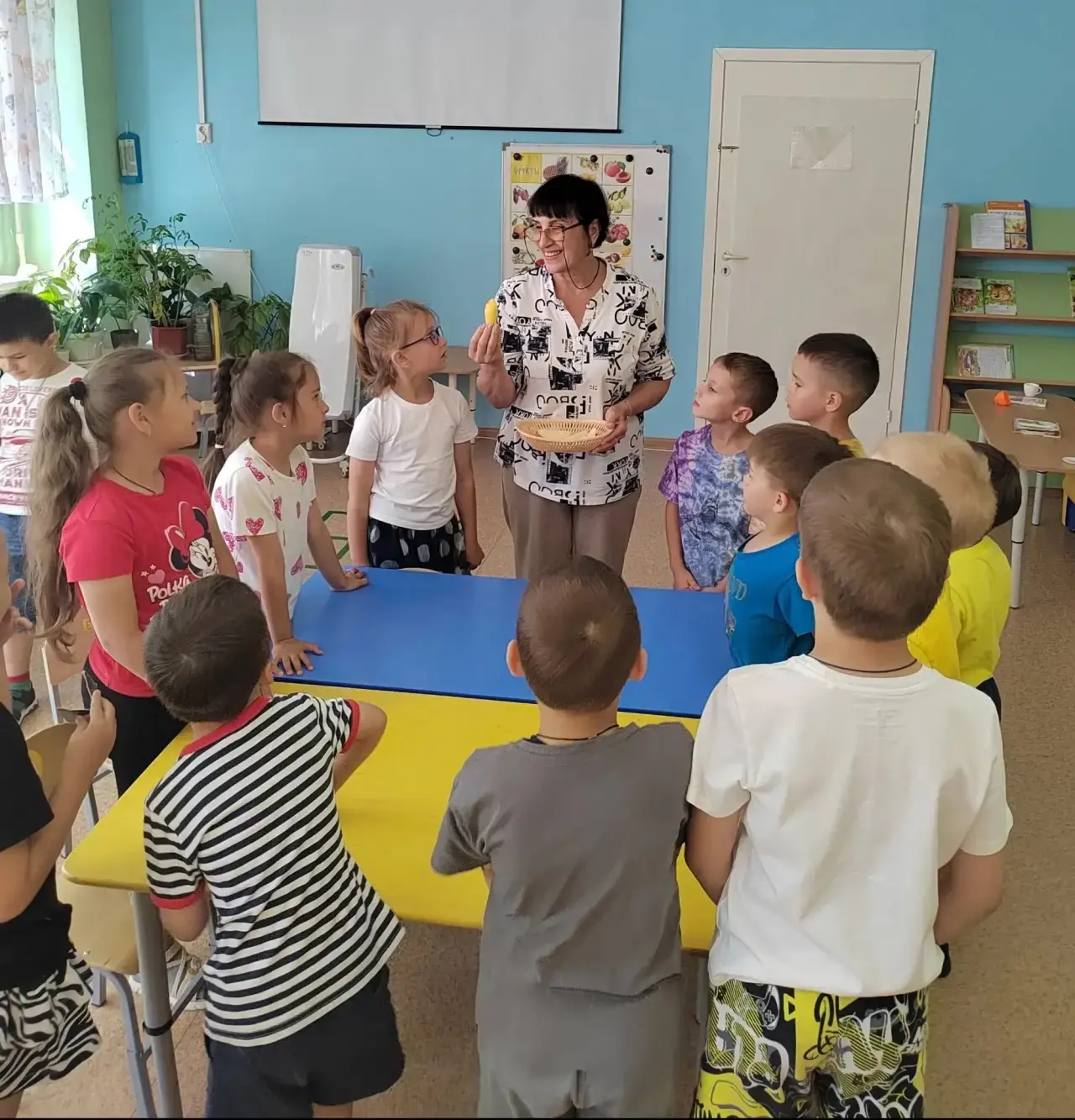 🎉 «Витаминки в корзинке»: день овощей и фруктов! 🎉

Сегодня ребята узнали, как полезны овощи и фру