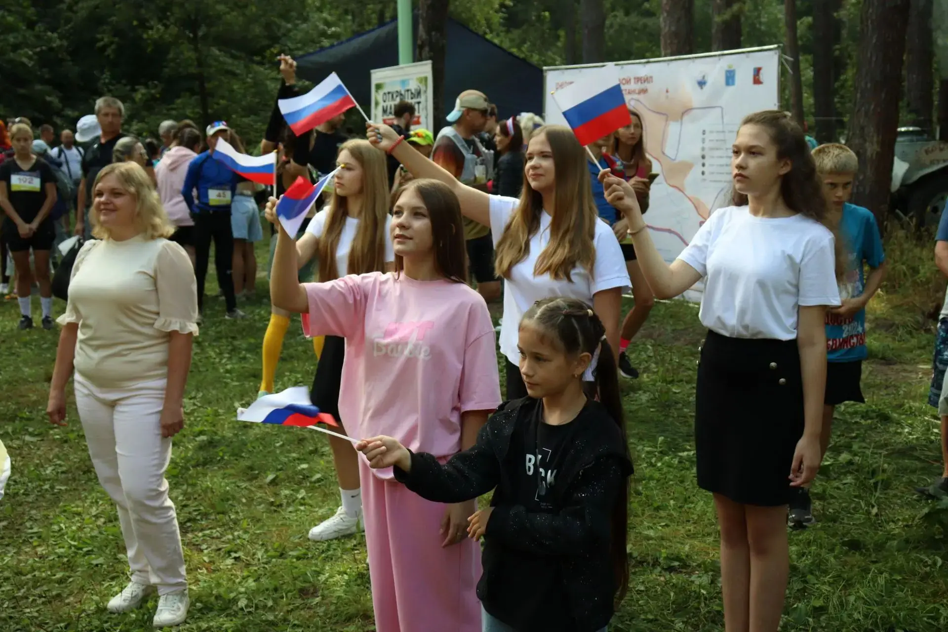 День государственного флага отпраздновали на поляне в Сосновом бору