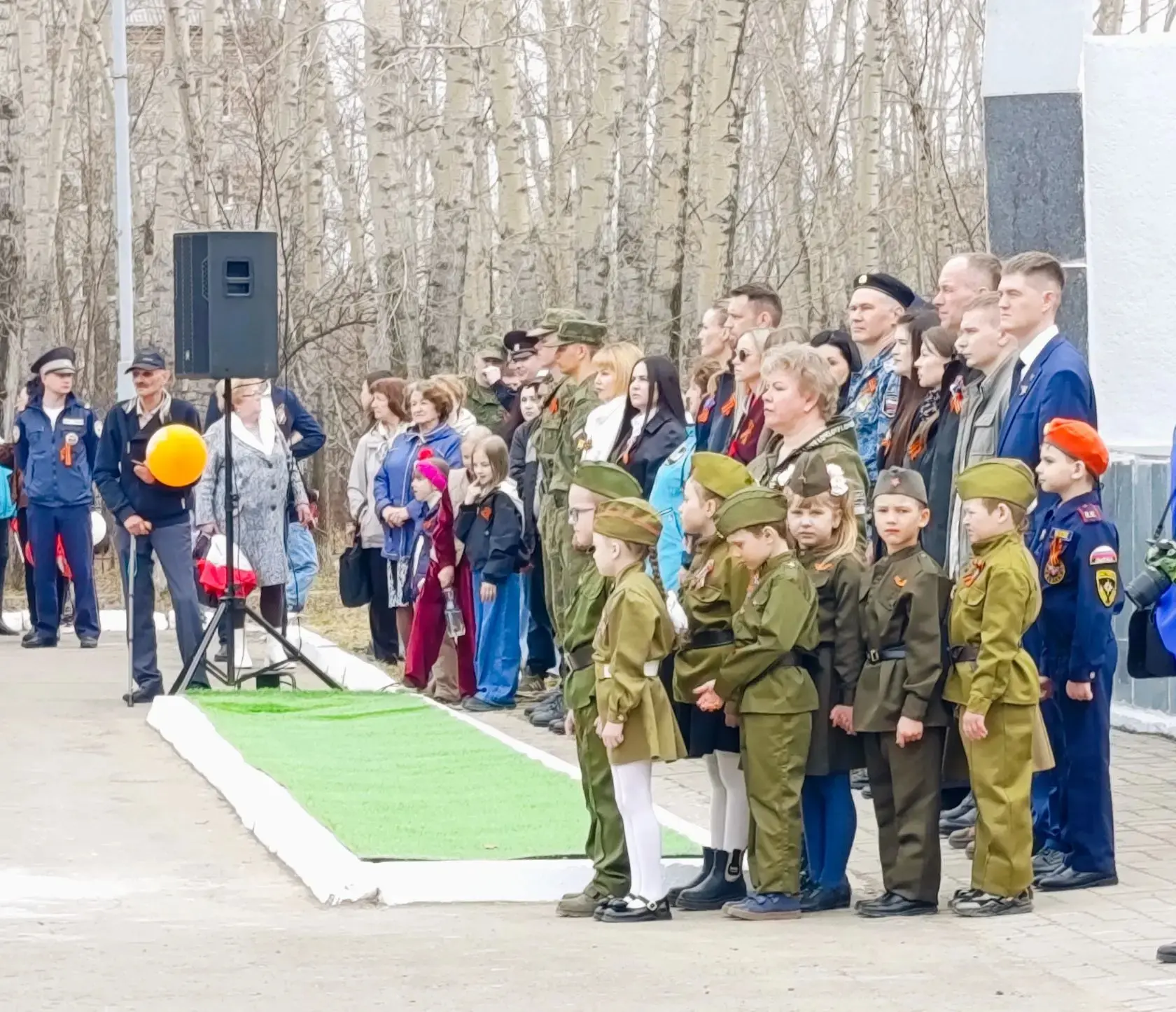 Ежегодной традицией в нашем детском саду стало возложение цветов к памятнику в день пра...