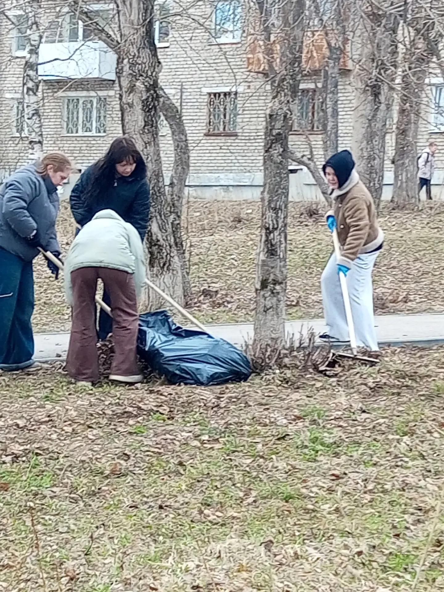 🌟 Любовь к Родине начинается с любви к родному городу, с любви к родной школе.  🧹🪣 Субботник-это доб