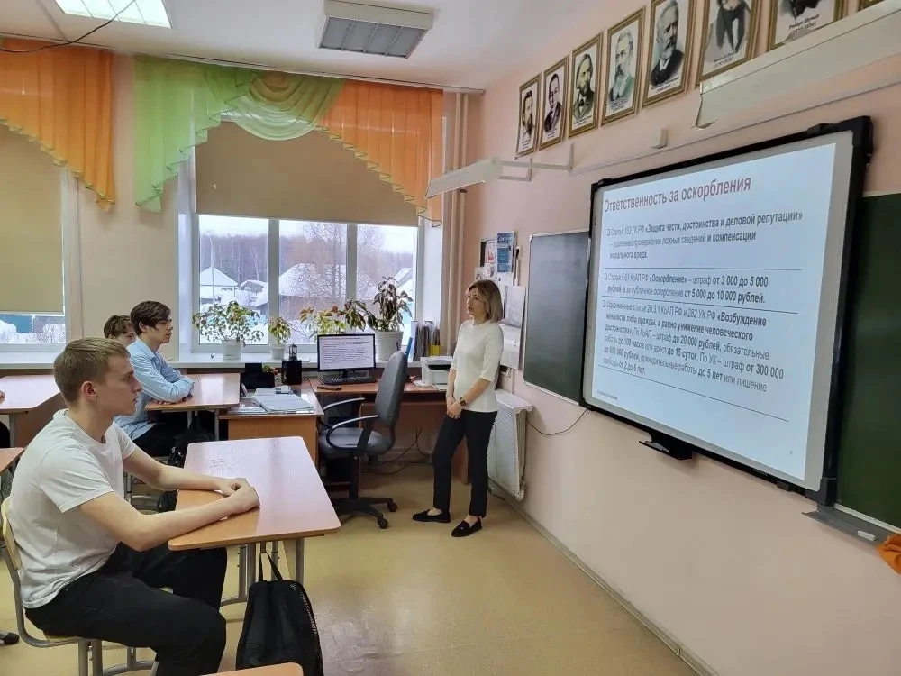 Разговоры о важном🇷🇺  ✨Сегодня, 23 марта, учебная неделя в нашей школе началась с традиционного подн
