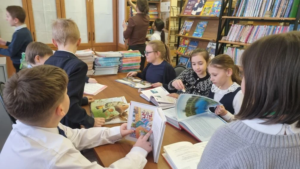 📚 Любят ли читать школьники? Репортаж из школьной библиотеки.      В последнее время принято сетоват