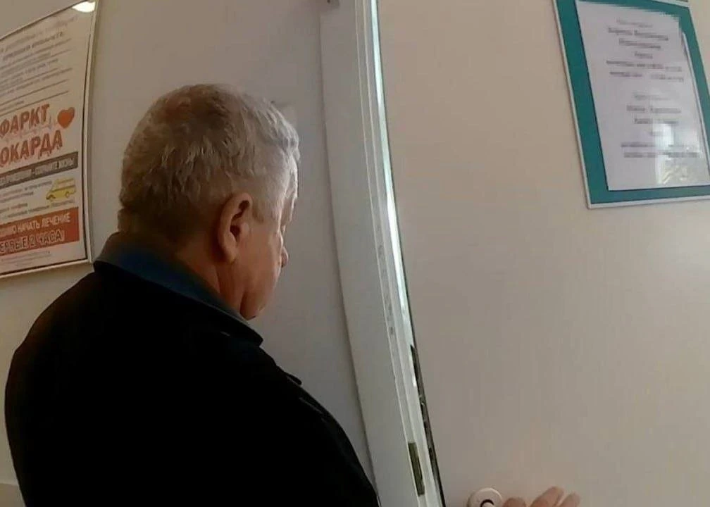 В Новосибирске супруг пациентки напал на невролога с иглой.