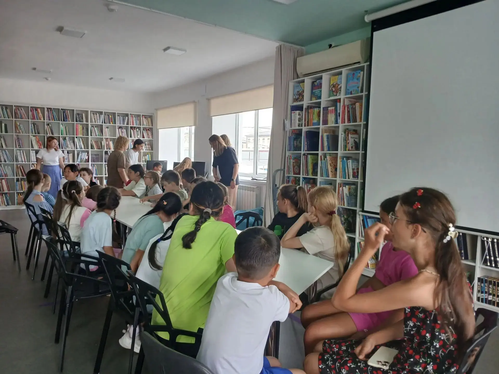 День в библиотеке📚
Сегодня ребята из ЛДП "Солнышко"отправились в детскую библиотеку.
В преддверии Д