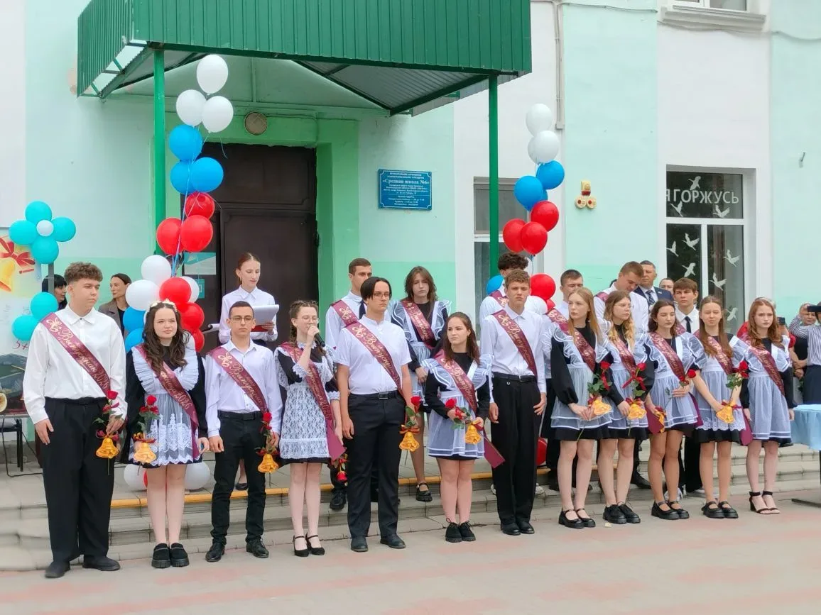 🔔✨ Торжественный "Последний Звонок" в Урюпинске: Проводы Юности и Встреча с Будущим! ✨🔔  Словно на к